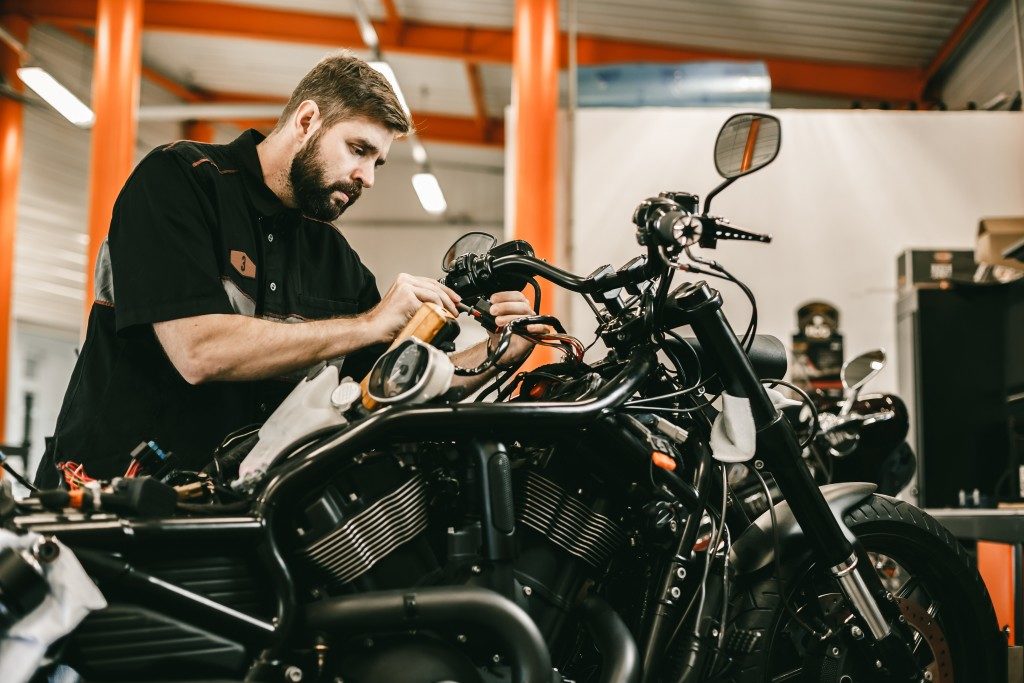 How to Choose the Best Motorcycle Mechanic | How's To Do